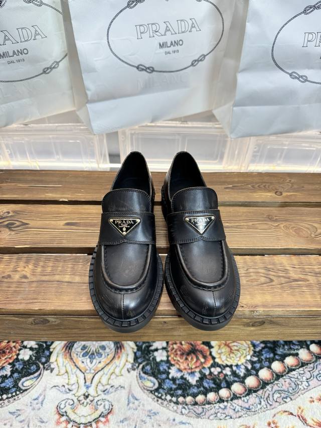东莞原单货 代购级别 普拉达 2026春夏新款，专柜新配色，材质：擦色牛皮，内里牛皮，34-42. 34、40、41、42定做不退换