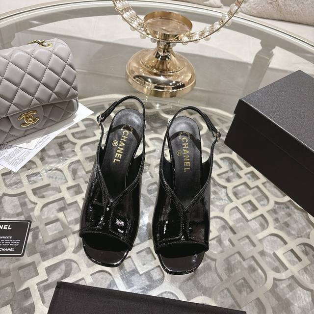 Chane* ｜小香25Ss春夏新品 性感高跟拖鞋，很经典百搭的设计 无论什么场合都可以Hold住 任何身高都能驾驭的高度 且不失气场和魅力 特色在于鞋跟镶嵌了