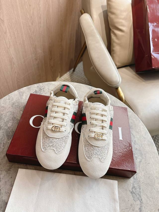 6770-2 黑 35-40 Gucci Shift系列全新上市，轻盈设计焕新诠释运动风尚。这款运动鞋以流畅廓形搭配条纹织带与弹性后跟设计，诠释精致动感，随心