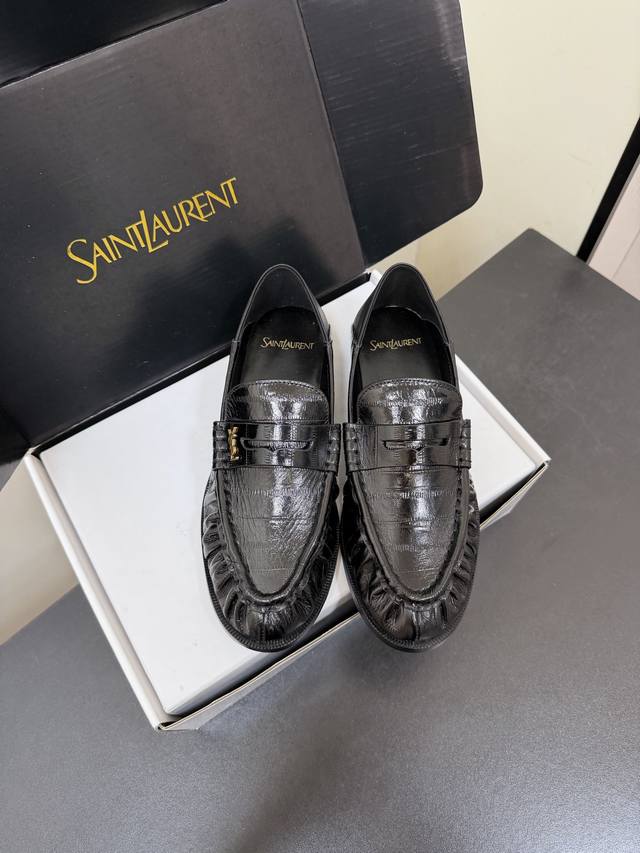踩跟款 Saintlaurent复古质感乐福鞋休闲鞋 鞋型为低帮平底设计，线条流畅且贴合脚型，兼具通勤与休闲属性。使用漆皮、鳄鱼纹压花皮、反绒麂皮、豹纹马毛等多