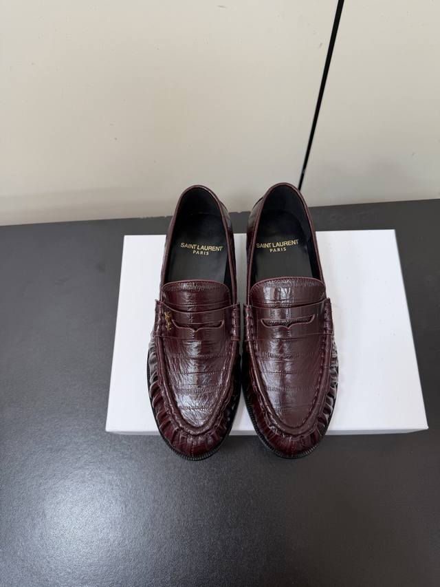 男款 Saintlaurent 25Ss秋冬复古质感乐福鞋休闲鞋 鞋型为低帮平底设计，线条流畅且贴合脚型，兼具通勤与休闲属性。使用漆皮、鳄鱼纹压花皮、反绒麂皮、