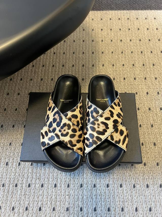 Saintlauren*25Ss春夏新款豹纹交叉带拖鞋 鞋面采用经典豹纹元素，有浅棕底浅纹、深棕底深纹两款豹纹配色，视觉上形成层次感；鞋面带为交叉设计，露趾的同