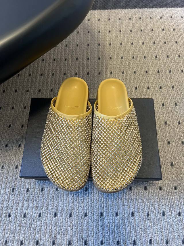 Saintlauren*25Ss秋冬钻面穆勒半拖鞋休闲鞋 鞋面通体覆盖水钻装饰，采用网格状排列的钻面设计，光泽感强；推出金色、黑色两款配色，金色款鞋身与内里同色