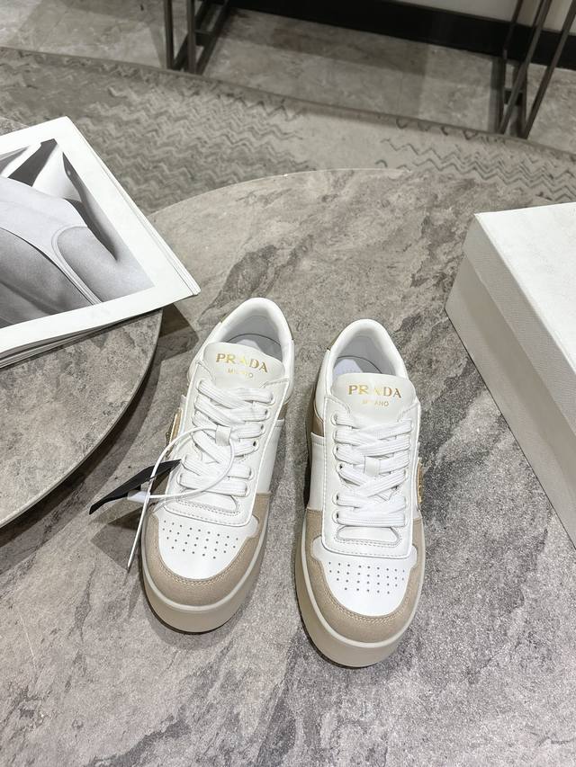 prada普拉达 春夏最新 厚底三角标 休闲 运动鞋 原版购入开发 做货 这款皮革运动鞋时尚简洁，展现出极简风格和运动个性的充分融合。 搭配经典的棉质鞋带和轻便