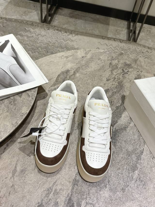 prada普拉达 春夏最新 厚底三角标 休闲 运动鞋 原版购入开发 做货 这款皮革运动鞋时尚简洁，展现出极简风格和运动个性的充分融合。 搭配经典的棉质鞋带和轻便