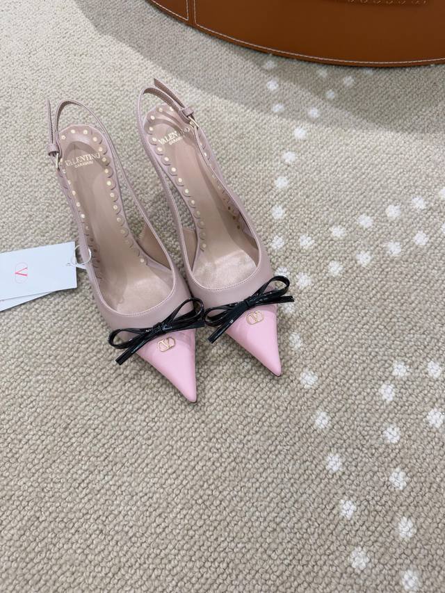 高版本 Vt 25春夏新款蝴蝶结撞色露后跟高跟鞋 -进口胎小牛皮面 羊皮内里 羊皮垫脚. 漆皮蝴蝶结装饰 Mini Vlogo点缀. 意大利真皮大底. 跟高：4