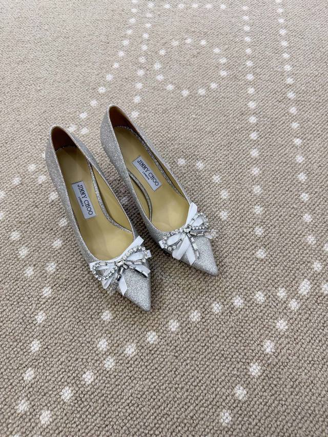 Jimmy Choo26早春Auria系列新款水晶蝴蝶结尖头高跟鞋 鞋面采用进口格丽特面，内里垫脚均为进口小羊皮. 精致水晶钻饰真丝缎面蝴蝶结装饰.华丽优雅.