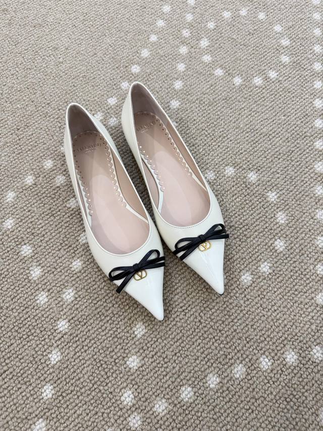 高版本 Vt 25新款蝴蝶结撞色平底鞋 -进口胎小牛皮面 羊皮内里 羊皮垫脚. 漆皮蝴蝶结装饰 Mini Vlogo点缀. 意大利真皮大底. Size:35-4