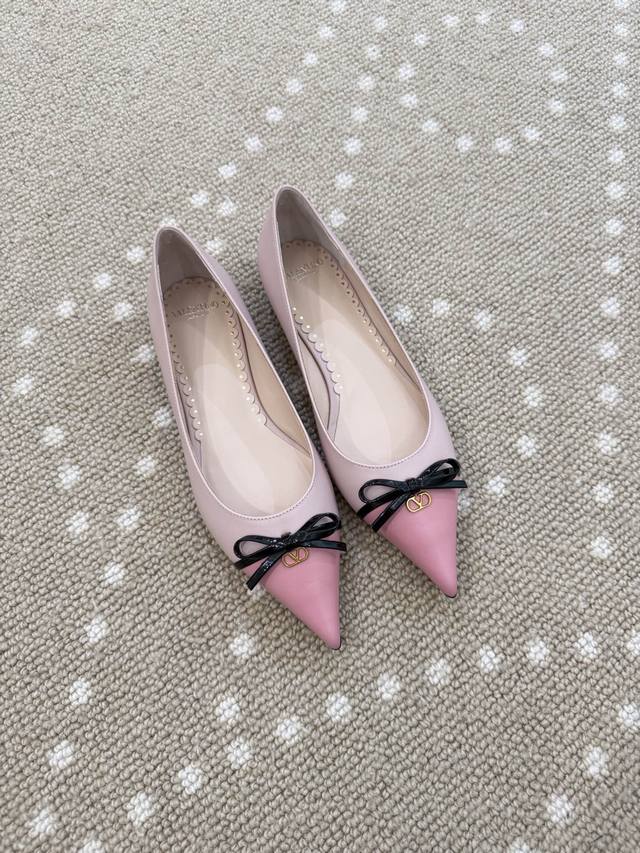 高版本 Vt 25新款蝴蝶结撞色平底鞋 -进口胎小牛皮面 羊皮内里 羊皮垫脚. 漆皮蝴蝶结装饰 Mini Vlogo点缀. 意大利真皮大底. Size:35-4