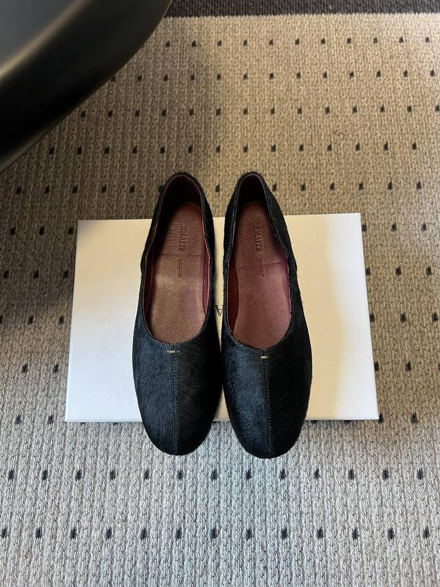 Khaite 26Ss早春新品浅口平底单鞋休闲鞋 极简纯色设计，适配多场景穿搭，符合品牌 日常实穿性 核心。采用马毛奢级材质，马毛款纹理自然且触感独特，鞋款简约