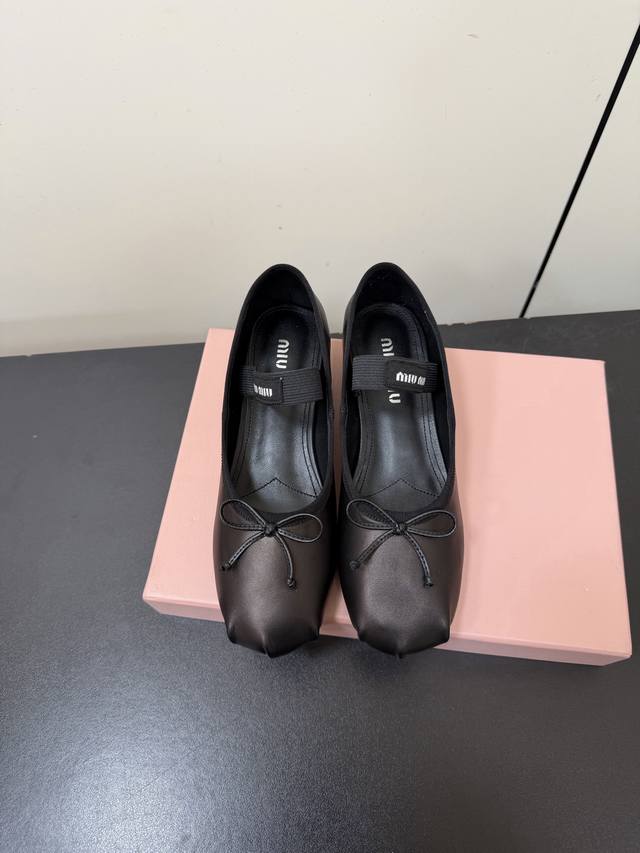 Miumiu仙女芭蕾舞猫跟单鞋 芭蕾平底鞋亮相时装秀，焕新演绎Miumiu系列标志性的风格。 别致的设计伴以蝴蝶结与带徽标的弹力带，展露柔美风情。这双芭蕾舞鞋简