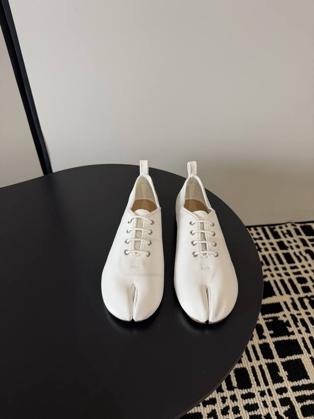 最新羊皮系带乐福鞋 双色 全新系带配羊皮超级舒适脚感 休闲百搭闭眼入都是不会后悔！ 鞋面：定制进口羊皮 刀割皮 鞋底：Zp开模大底 颜色：黑、白、黑刀皮、白刀皮