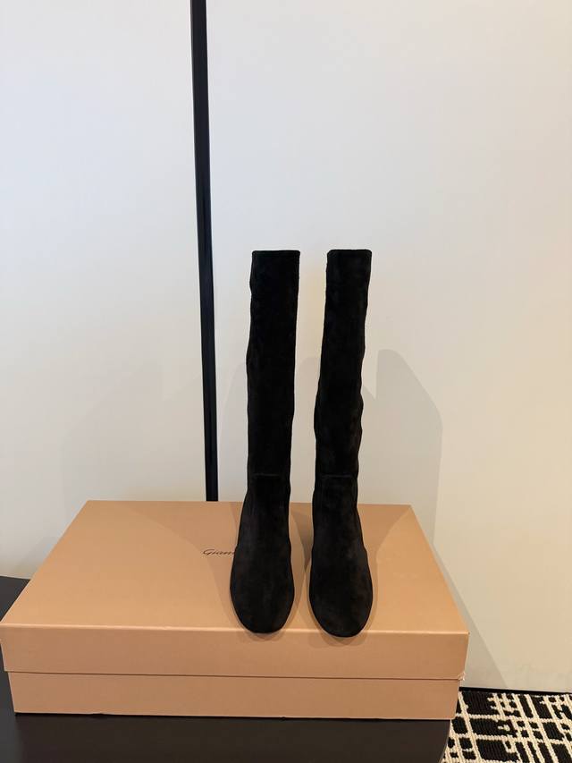 Gianvito Rossi25 秋冬～大热粗跟长靴 面内：定制进口麂皮 颜色：深棕 杏 焦糖 黑 跟高：平底 6Cm 8Cm 尺码：35-39