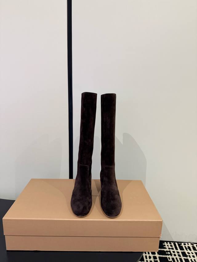 Gianvito Rossi25 秋冬～大热粗跟长靴 面内：定制进口麂皮 颜色：深棕 杏 焦糖 黑 跟高：平底 6Cm 8Cm 尺码：35-39