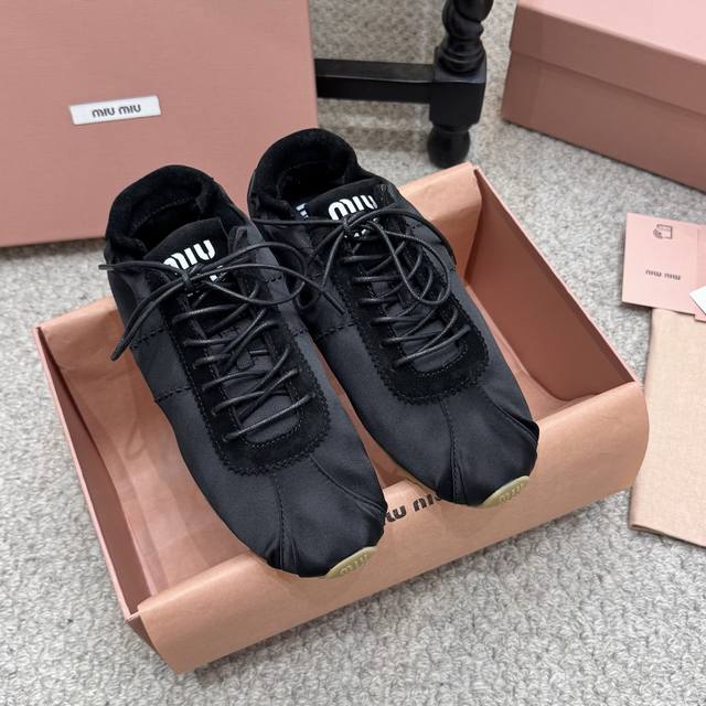 休闲款 Miumiu繆繆家2026Ss春秋走秀款 系带帆布鞋德训鞋休闲鞋 这款系带休闲运动鞋妥妥的美式休闲风格～ 日常穿着必选！ 上脚超级好看舒适经典百搭的绝绝