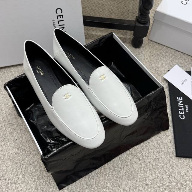 乐福鞋 Celine 赛琳26Wf新品凯旋门踩跟乐福鞋 当巴黎左岸的慵懒腔调碰撞随性风潮 这双乐福鞋以经典鞋型为骨 以踩跟为魂 鞋身灵魂当属标志性凯旋门标识 线