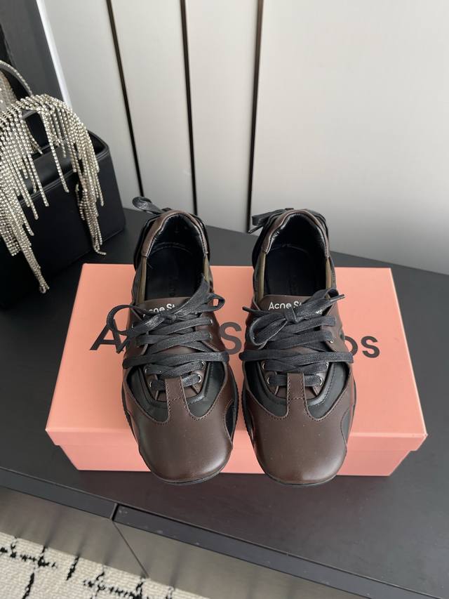 Acne Studios 26Ss新款芭蕾舞运动鞋 Acne Studios将运动鞋与当下热门的芭蕾舞鞋元素结合首次推出芭蕾舞运动鞋 整双鞋也参考了芭蕾舞女演员