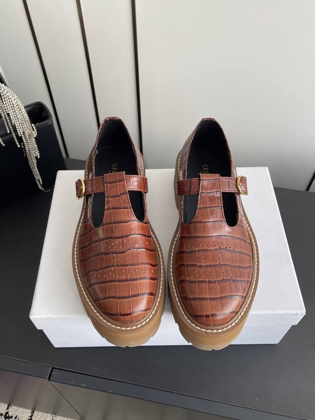 Celine 赛琳 26Ss新款 玛丽珍 流苏 穆勒 乐福鞋 这一季的赛琳真的是开了挂、太有特色了 今年必须要入手一双Celine乐福鞋 ，复古风经典款 超级百