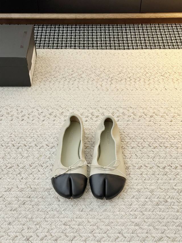 26Ss早春新款 分脚趾 中空 蝴蝶结玛丽珍 芭蕾舞鞋 柔软绵羊面料加绵羊里皮作为设计元素，超软舒适，采用蝴蝶的长度来调节鞋子的包裹性，适合更广泛的人群，基本不