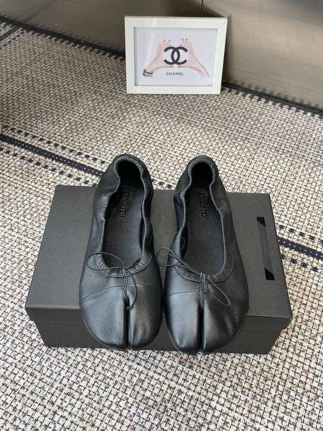 Christen 26Ss早春新款 分趾 蝴蝶结玛丽珍 芭蕾舞鞋 柔软绵羊面料加绵羊里皮作为设计元素 超软舒适 采用蝴蝶的长度来调节鞋子的包裹性 适合更广泛的人