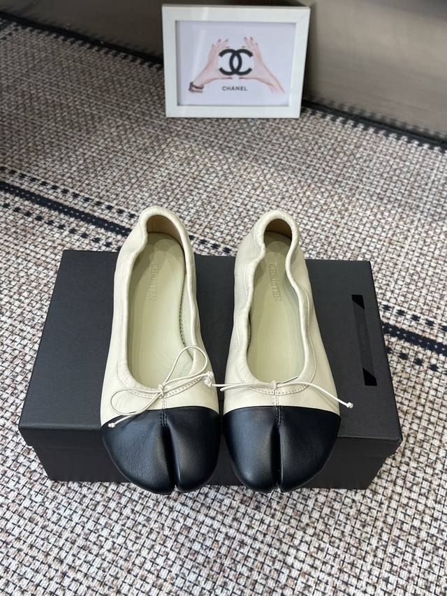 Christen 26Ss早春新款 分趾 蝴蝶结玛丽珍 芭蕾舞鞋 柔软绵羊面料加绵羊里皮作为设计元素 超软舒适 采用蝴蝶的长度来调节鞋子的包裹性 适合更广泛的人