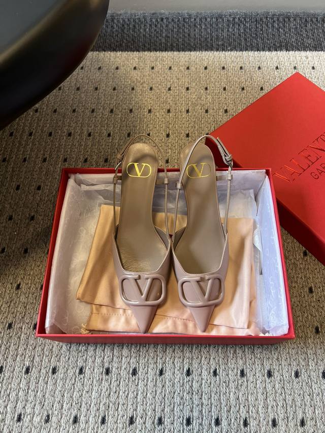 Valentin* 华伦经典V扣尖头低跟高跟凉鞋单鞋 均采用品牌经典的V型金属扣元素，搭配尖头鞋型，部分款式为后空绑带设计，线条利落且极具辨识度。以红色、黑色、