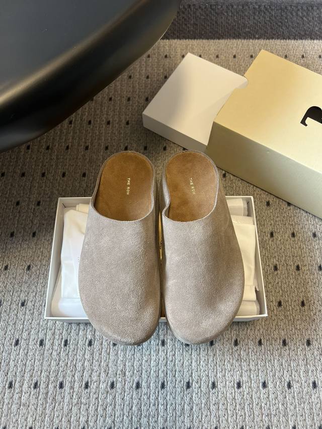 代购级 莞厂高品质 The Ro*26Ss早春新款圆头穆勒鞋休闲鞋 鞋身无任何Logo与装饰，仅通过一体成型的鞋面剪裁和极简包边工艺呈现轮廓，浅杏、深棕等大地色