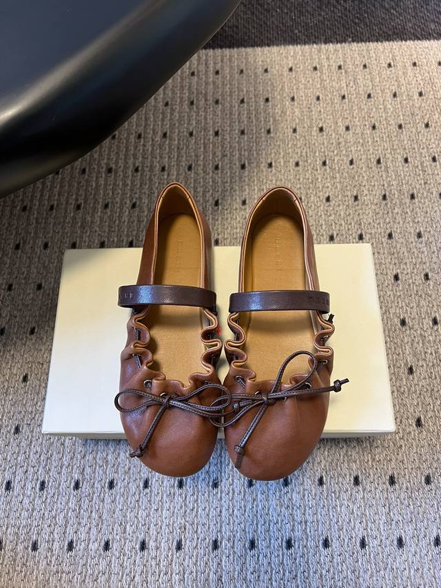 Marn*褶皱荷叶边玛丽珍芭蕾鞋平底鞋 融合芭蕾平底鞋的柔软鞋型与玛丽珍鞋的细绑带，鞋口加入荷叶边褶皱装饰，鞋头搭配细带蝴蝶结，甜美元素中又因皮革的质感增添了复