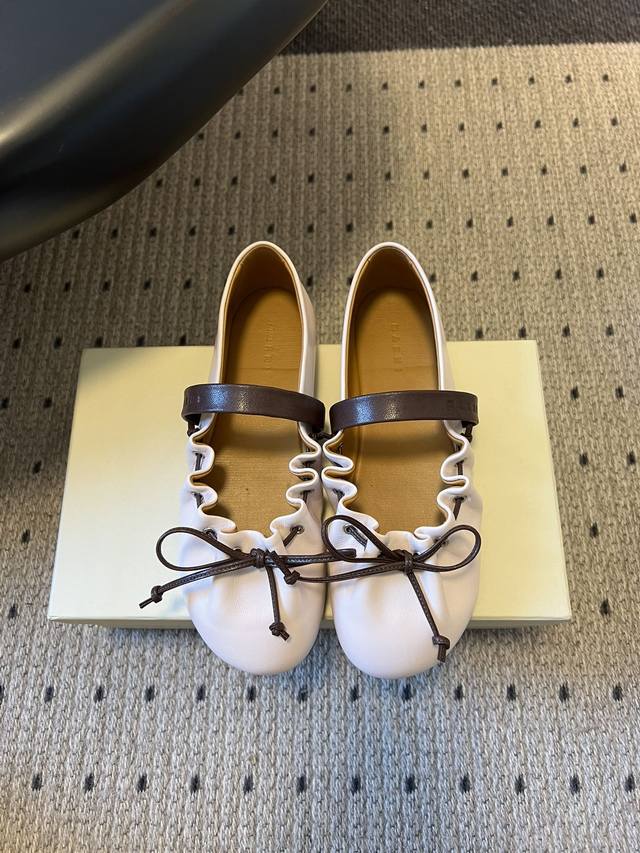 Marn*褶皱荷叶边玛丽珍芭蕾鞋平底鞋 融合芭蕾平底鞋的柔软鞋型与玛丽珍鞋的细绑带，鞋口加入荷叶边褶皱装饰，鞋头搭配细带蝴蝶结，甜美元素中又因皮革的质感增添了复