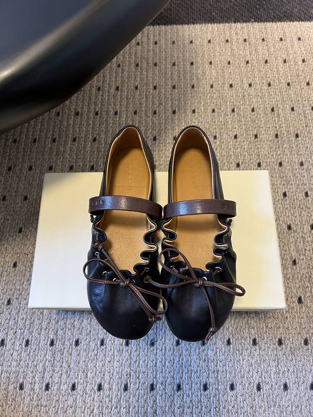 Marn*褶皱荷叶边玛丽珍芭蕾鞋平底鞋 融合芭蕾平底鞋的柔软鞋型与玛丽珍鞋的细绑带，鞋口加入荷叶边褶皱装饰，鞋头搭配细带蝴蝶结，甜美元素中又因皮革的质感增添了复