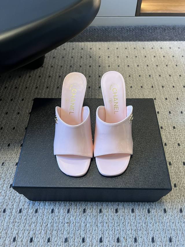 Chane*25Ss春夏新款高跟穆勒拖鞋 均为露趾高跟穆勒拖无后跟款式，一脚蹬穿脱便捷；鞋跟为细高跟设计，提升腿部线条的同时保留了穆勒拖的休闲感，适配日常与轻社