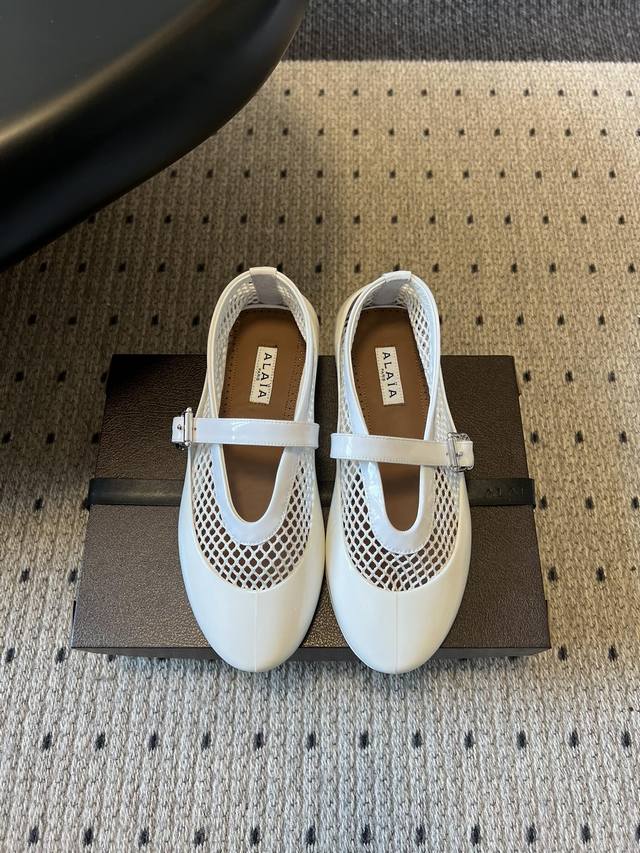 Ala*26Ss平底可两穿玛丽珍渔网鞋单鞋 采用网眼面料搭配亮面漆皮拼接，网纱带来轻盈通透的视觉效果，漆皮则增添精致质感；鞋底为橡胶材质，兼顾舒适度与耐磨性。