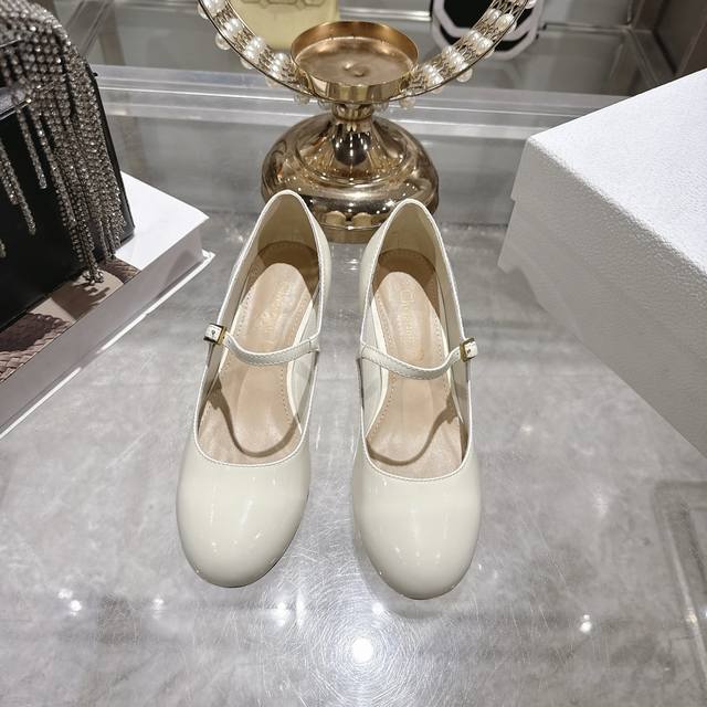 出厂 26Ss早春新款Dior迪奥Lolita 高跟玛丽珍粗跟单鞋 这款 Dior Lolita高跟鞋是二零二六早春成衣系列新品，为经典的玛丽珍鞋注入高订风范。
