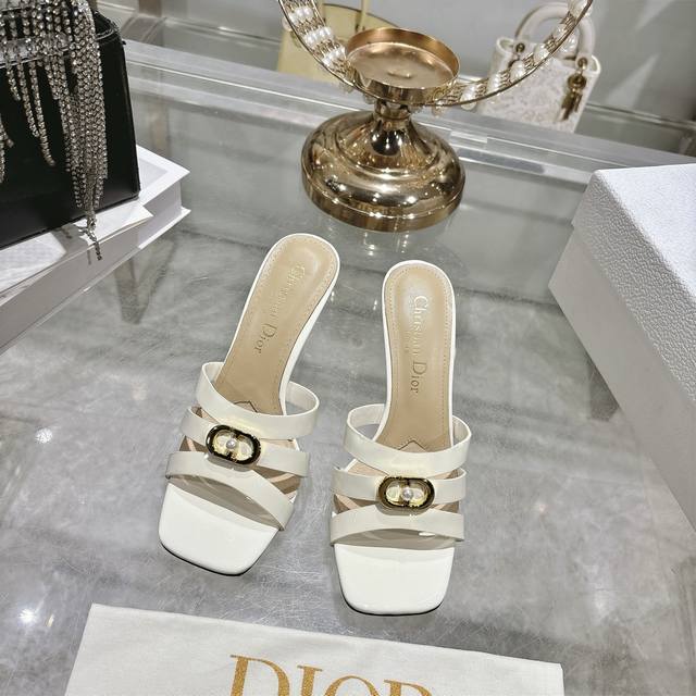 出厂 迪奥 Dior 2026春夏新款 D-Club果冻色镂空交叉带跟珍珠女鞋 Cd字母Logo五金扣平底圆头露趾凉拖鞋 有两种不同选择，平时舒适 休闲 高跟