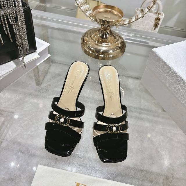 出厂 迪奥 Dior 2026春夏新款 D-Club果冻色镂空交叉带跟珍珠女鞋 Cd字母Logo五金扣平底圆头露趾凉拖鞋 有两种不同选择，平时舒适 休闲 高跟