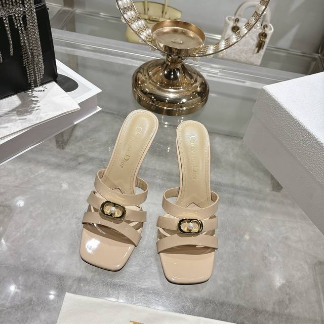 出厂 迪奥 Dior 2026春夏新款 D-Club果冻色镂空交叉带跟珍珠女鞋 Cd字母Logo五金扣平底圆头露趾凉拖鞋 有两种不同选择，平时舒适 休闲 高跟