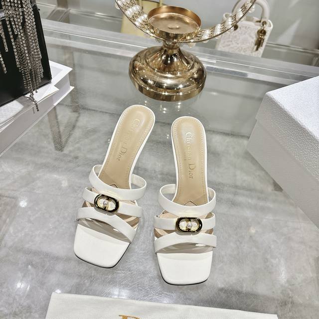 出厂 迪奥 Dior 2026春夏新款 D-Club果冻色镂空交叉带跟珍珠女鞋 Cd字母Logo五金扣平底圆头露趾凉拖鞋 有两种不同选择，平时舒适 休闲 高跟