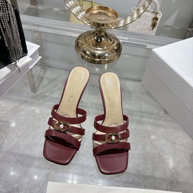 出厂 迪奥 Dior 2026春夏新款 D-Club果冻色镂空交叉带跟珍珠女鞋 Cd字母Logo五金扣平底圆头露趾凉拖鞋 有两种不同选择，平时舒适 休闲 高跟