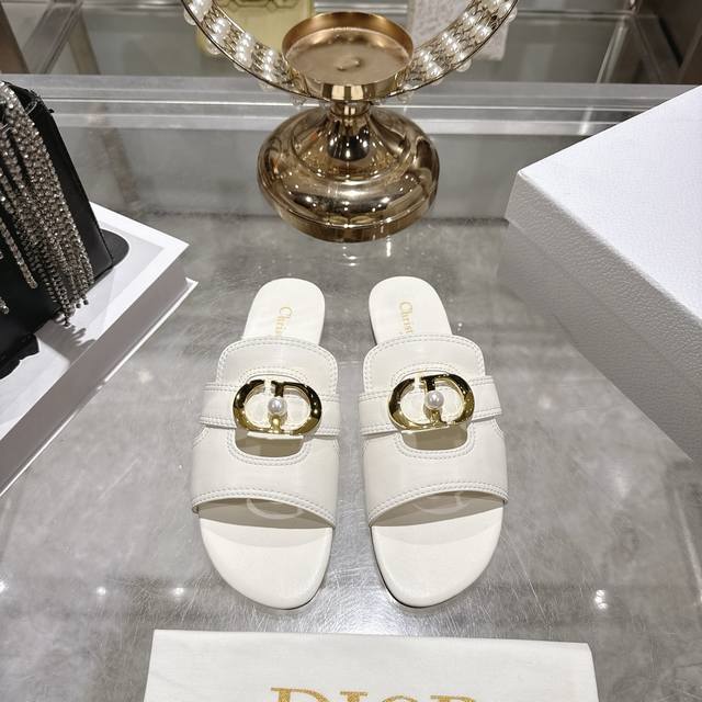 出厂 迪奥 Dior 2026春夏新款 D-Club果冻色镂空交叉带粗跟珍珠女鞋 Cd字母Logo五金扣平底圆头露趾凉拖鞋意大利真皮大底 Size：34-41