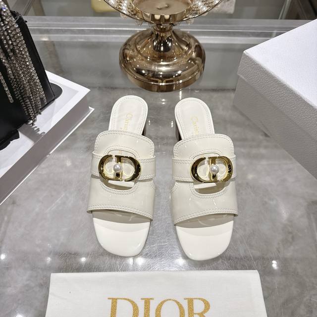 出厂 迪奥 Dior 2026春夏新款 D-Club果冻色镂空交叉带粗跟珍珠女鞋 Cd字母Logo五金扣平底圆头露趾凉拖鞋意大利真皮大底 跟高:3.5Cm Si
