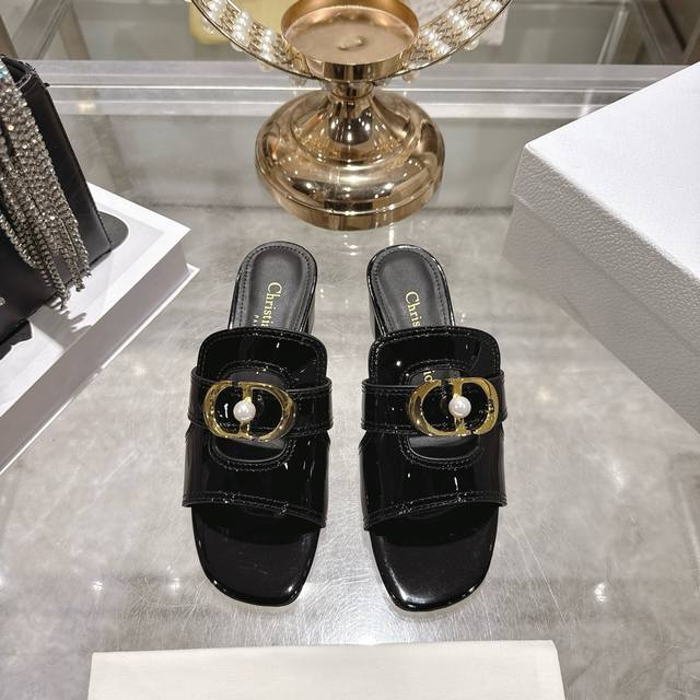 出厂 迪奥 Dior 2026春夏新款 D-Club果冻色镂空交叉带粗跟珍珠女鞋 Cd字母Logo五金扣平底圆头露趾凉拖鞋意大利真皮大底 跟高:3.5Cm Si