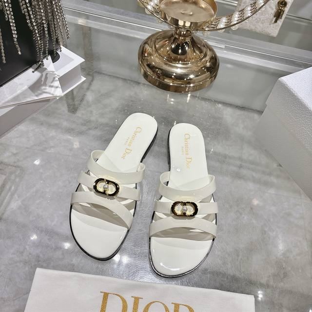 出厂 迪奥 Dior 2026春夏新款 D-Club果冻色镂空交叉带跟珍珠女鞋 Cd字母Logo五金扣平底圆头露趾凉拖鞋 有两种不同选择，平时舒适 休闲 高跟