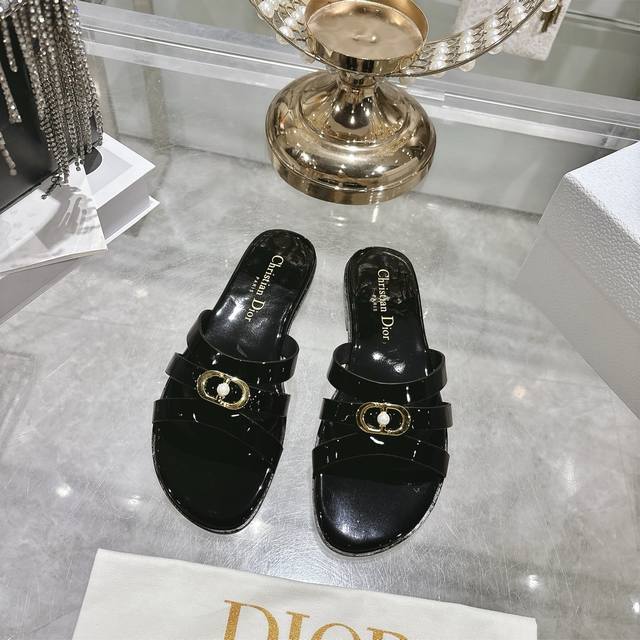 出厂 迪奥 Dior 2026春夏新款 D-Club果冻色镂空交叉带跟珍珠女鞋 Cd字母Logo五金扣平底圆头露趾凉拖鞋 有两种不同选择，平时舒适 休闲 高跟