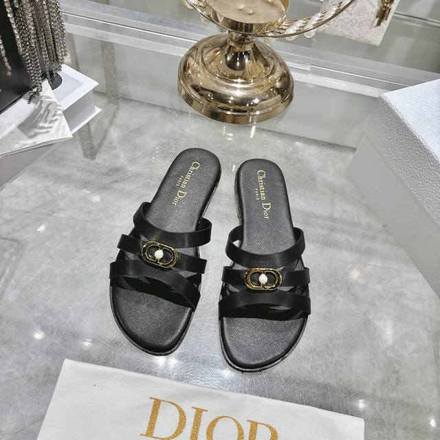 出厂 迪奥 Dior 2026春夏新款 D-Club果冻色镂空交叉带跟珍珠女鞋 Cd字母Logo五金扣平底圆头露趾凉拖鞋 有两种不同选择，平时舒适 休闲 高跟