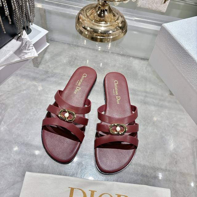 出厂 迪奥 Dior 2026春夏新款 D-Club果冻色镂空交叉带跟珍珠女鞋 Cd字母Logo五金扣平底圆头露趾凉拖鞋 有两种不同选择，平时舒适 休闲 高跟