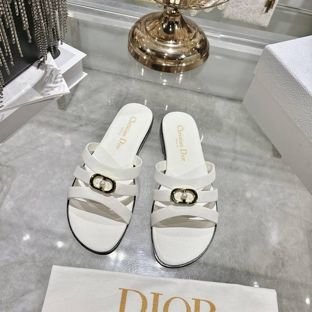 出厂 迪奥 Dior 2026春夏新款 D-Club果冻色镂空交叉带跟珍珠女鞋 Cd字母Logo五金扣平底圆头露趾凉拖鞋 有两种不同选择，平时舒适 休闲 高跟
