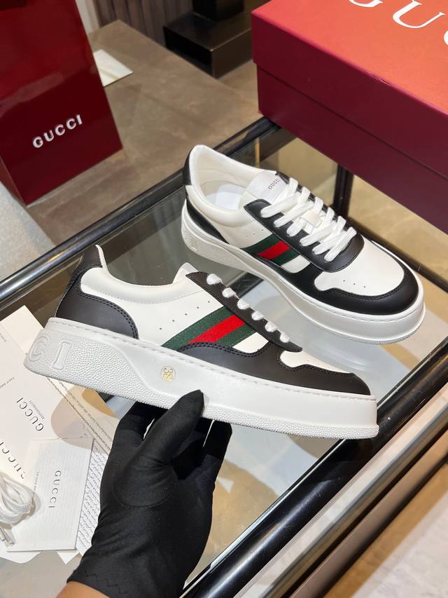 2025秋冬系列新款。情侣款厚底小白鞋 代购级别Gg最新Ip轻质厚底小白鞋，上脚秒**5厘米！ 鞋面采用进口环保水染小牛皮，+挂皮成型乳胶垫。原版Ip超轻鞋底，