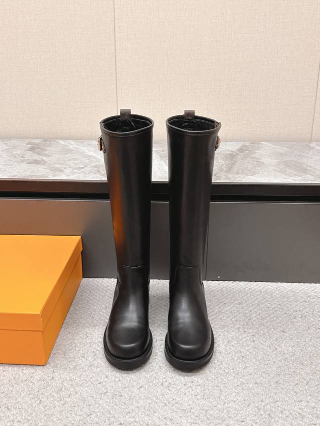 路易威登Louis Vuitton秋冬最新款长靴 超多明星时尚博主种草 原版一比一复刻打造 版型超级正 最新时尚的设计 火遍全网的靴子，上脚又酷又时髦 靴筒处独