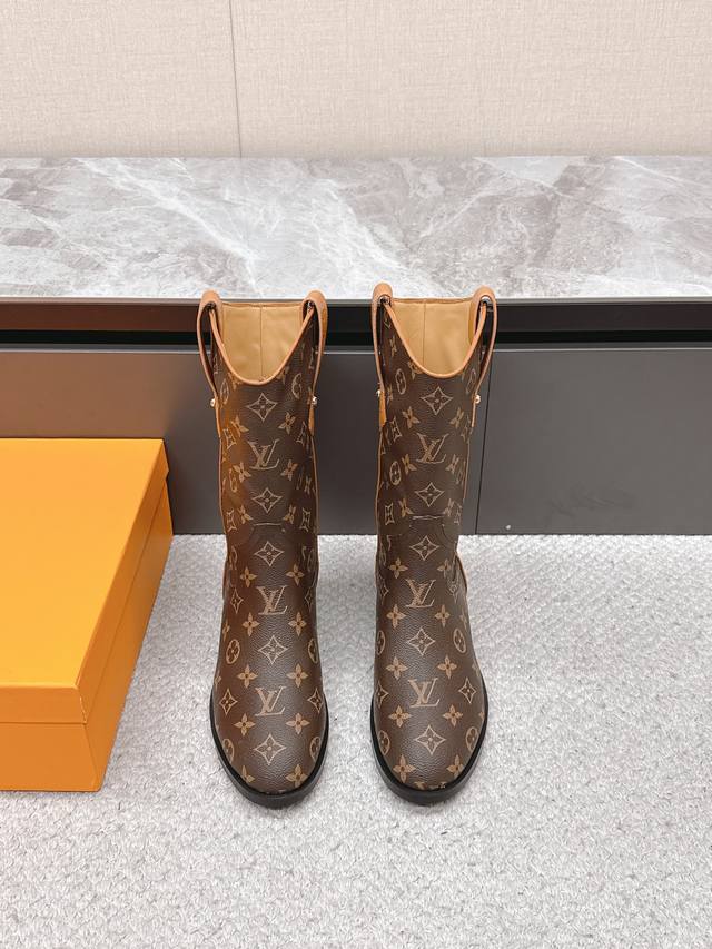 路易威登Louis Vuitton秋冬最新款西部牛仔靴 超多明星时尚博主种草 原版一比一复刻打造 版型超级正 最新时尚的设计 火遍全网的靴子，上脚又酷又时髦 靴