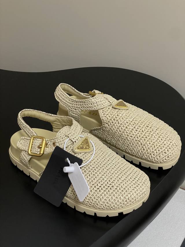 25Fw春夏新款prada普拉达拉菲草编织包头后空凉鞋勃肯鞋 这款凉鞋以充满夏日气息的梭织面料制成，更显现代和运动风格，让整个设计别具一格。这款非常百搭的鞋履采
